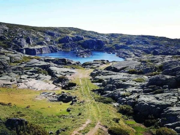 Lagoa no meio da Montanha