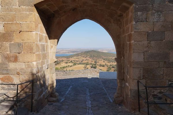 Porta medieval sobre alqueva