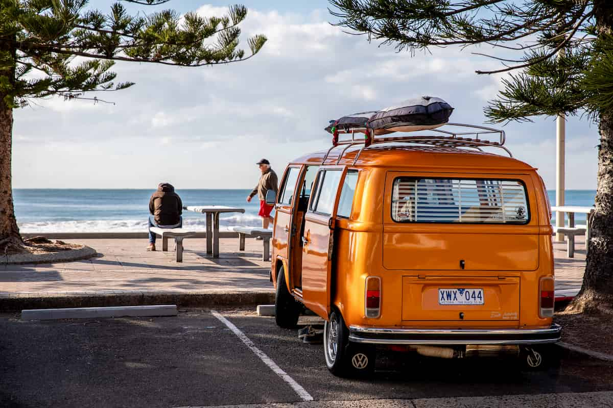 carrinha em frente ao mar - viajar