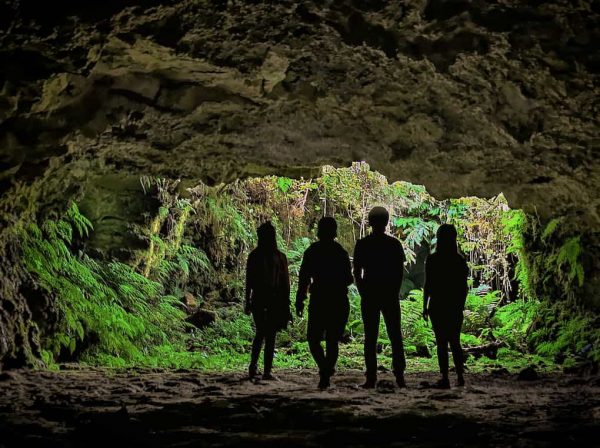 4 jovens na entrada de uma gruta - ilha terceira