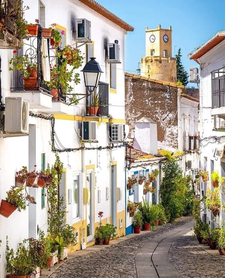rua florida com a torre do relogio ao fundo, Moura - 