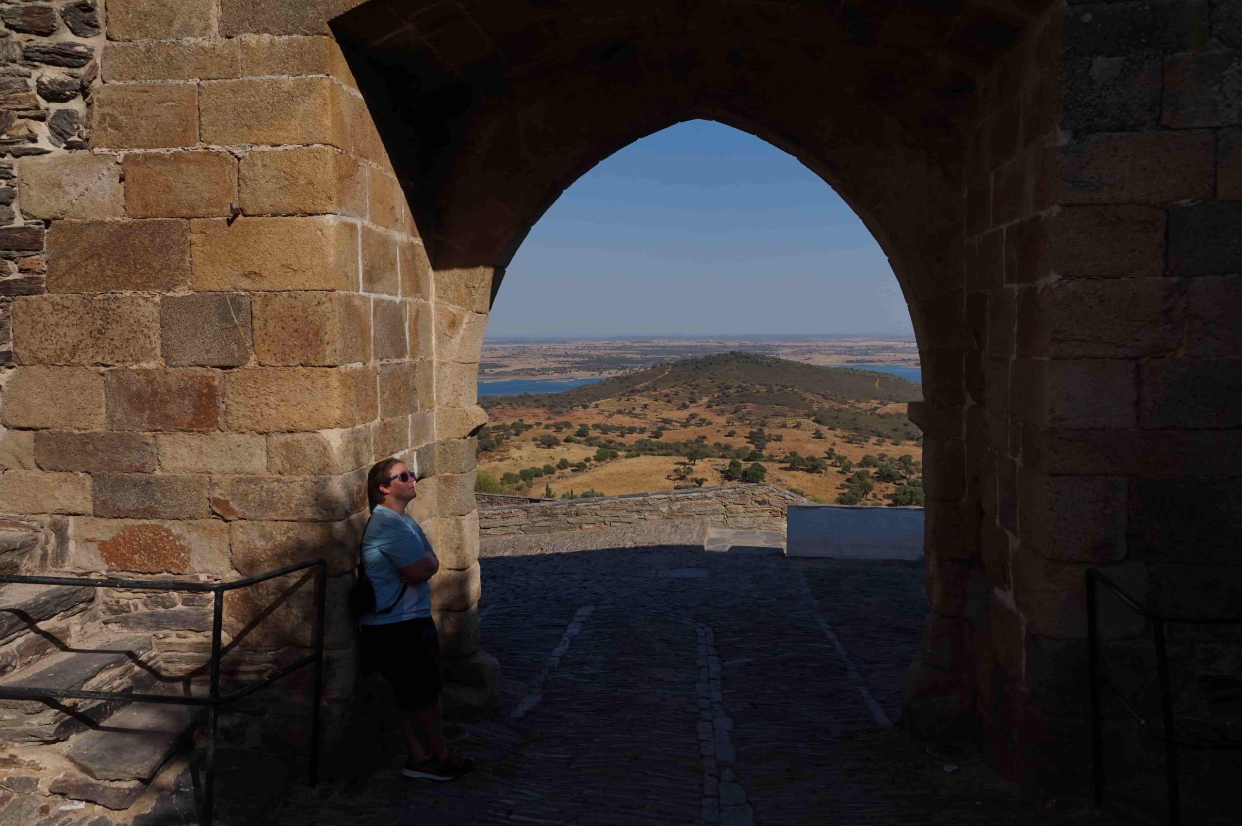 porta medieval com vista para o Alqueva - Alentejo