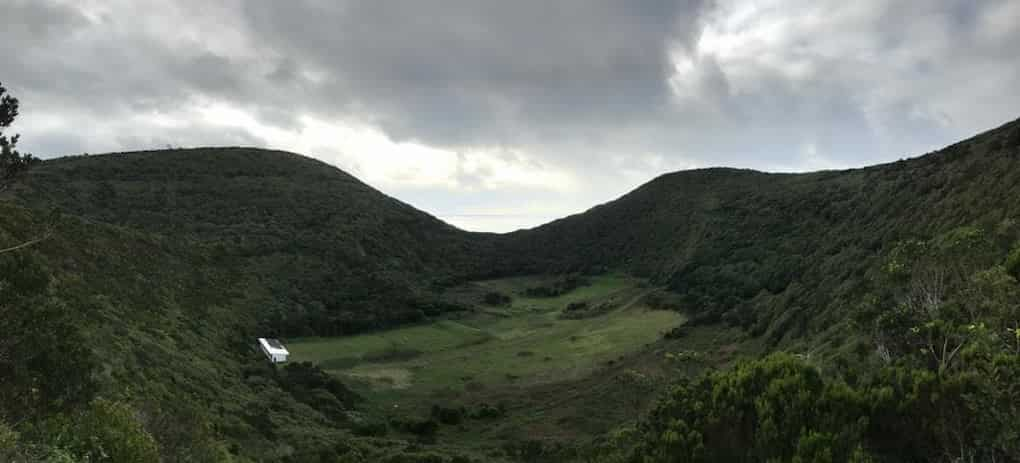 Caldeira do vulcão extinto rodeada com 4 picos