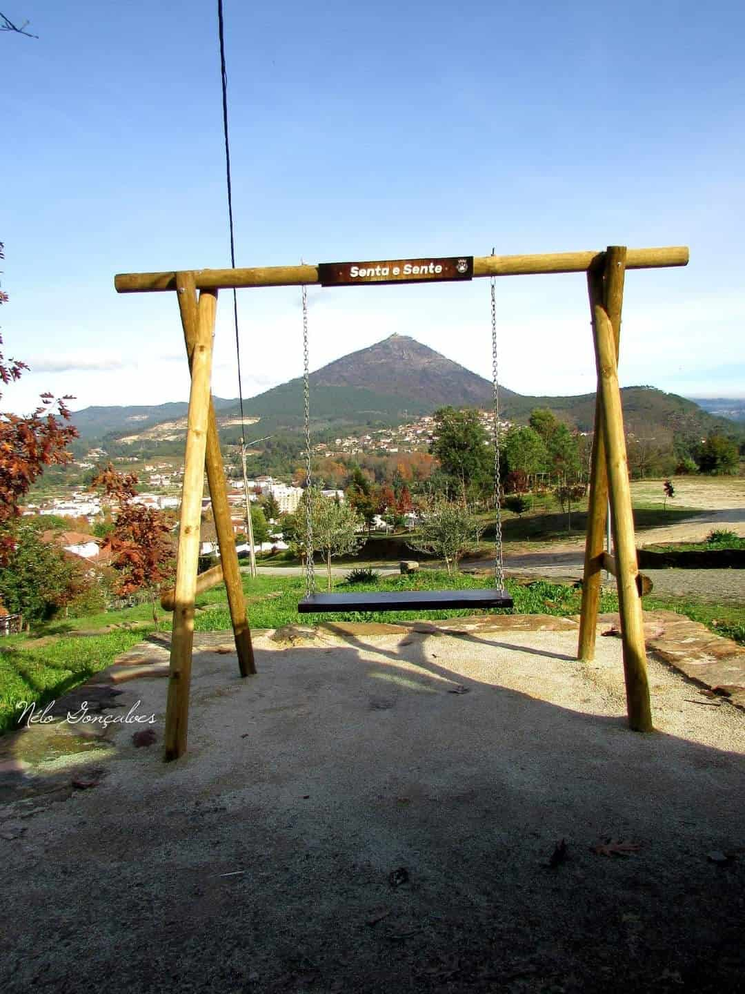 Baloiço com montanha ao fundo