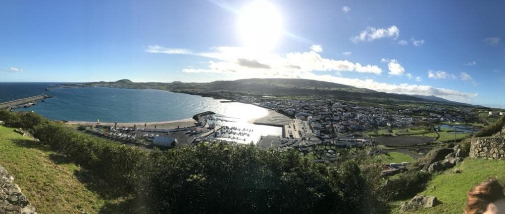 Miradouro do Facho na terceira, onde vemos a baía da povoação, sua praia de areia preta e a serra do cume