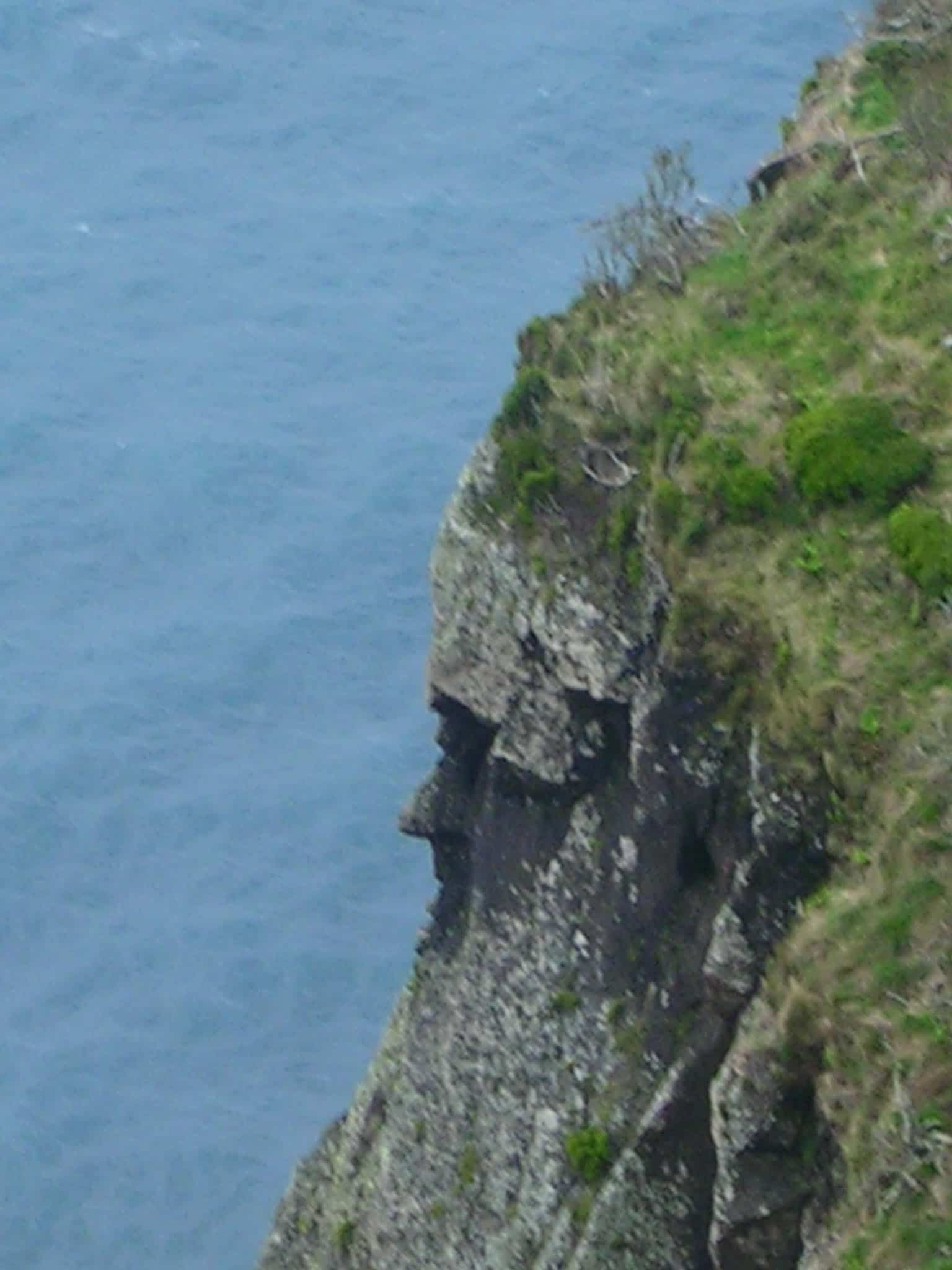 formação rochosa que parece a cara de um indio de perfil - ilha do corvo