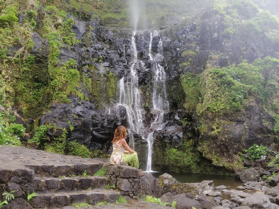 rapariga contempla casacta - ilha das flores