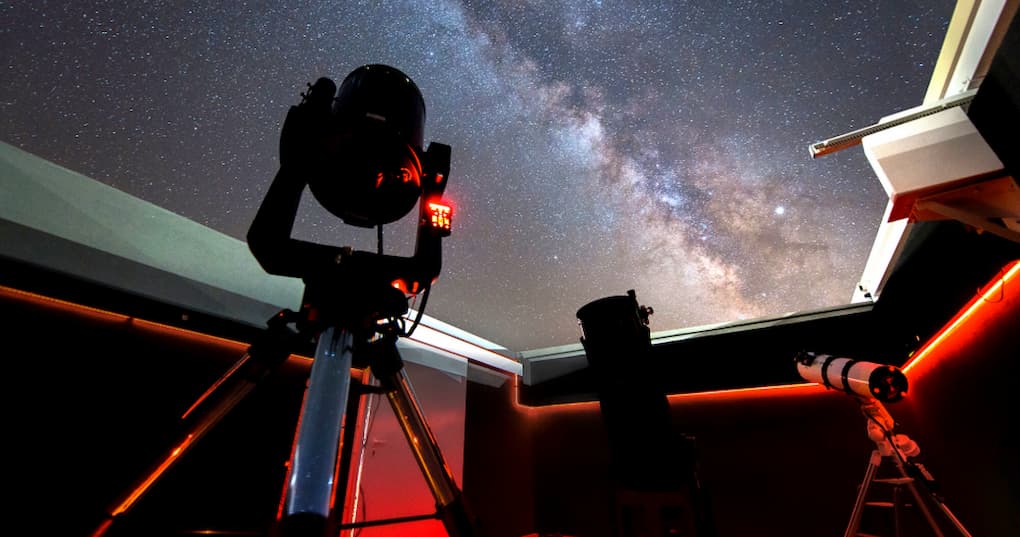 telescopio sob céu estrelado - Dark Sky Alqueva