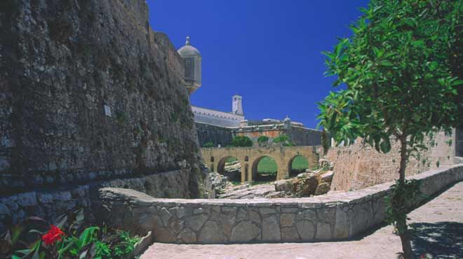 Fortaleza antiga com ponte pedonal sobre o mar - Penicher