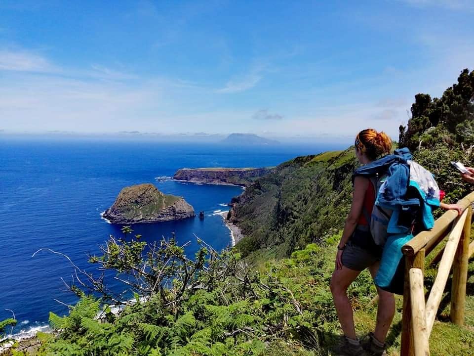 rapariga contempla vistas do ilheu maria vaz - ilha das flores