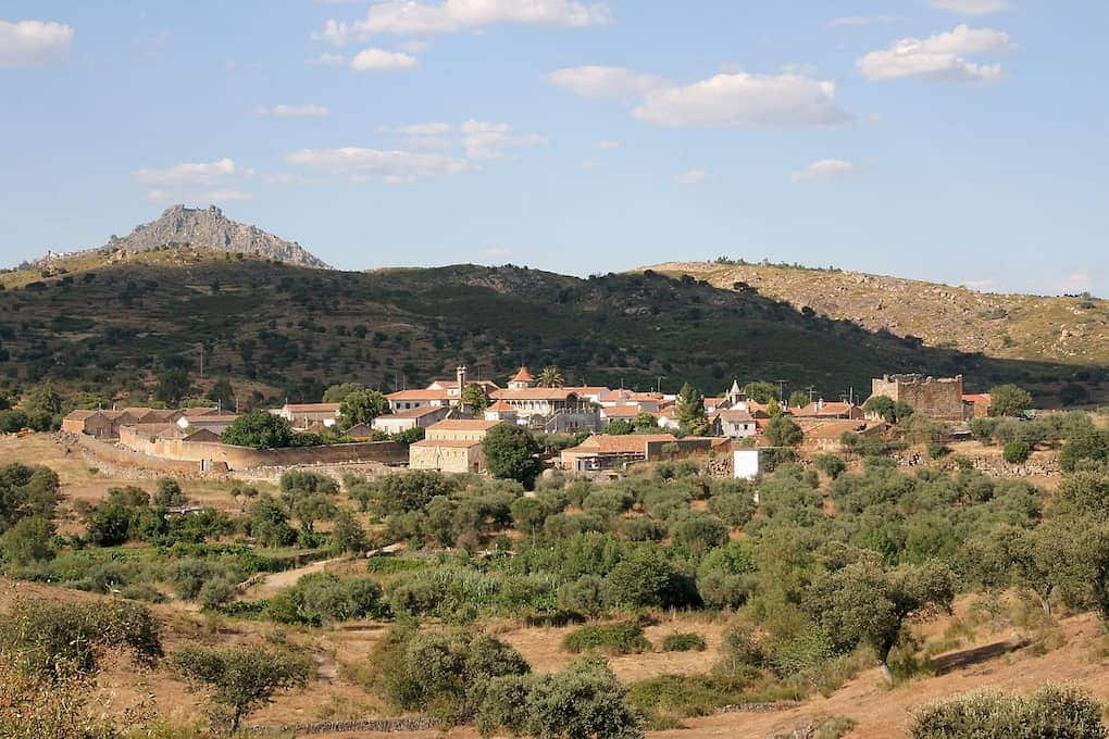 Aldeia de idanha a velha é Monsanto, vale verde, casas e montanha por trás