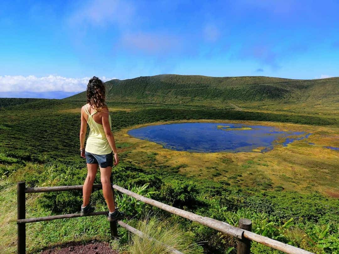 menina contempla uma lagoa