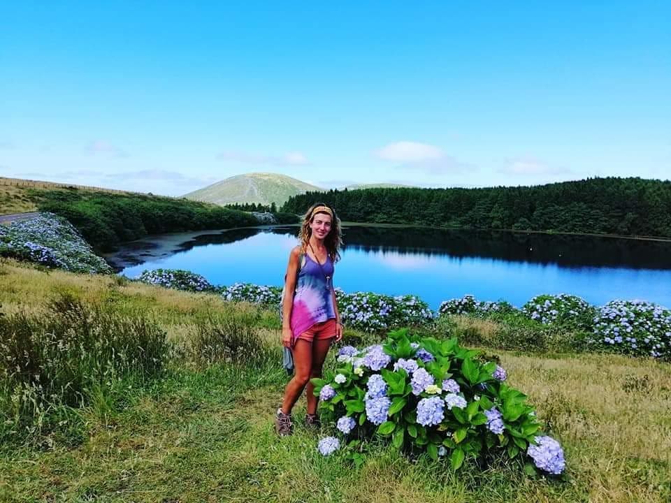 menina com lagoa por tras