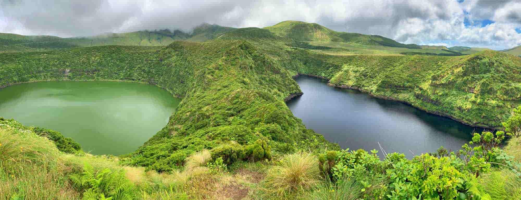 vista de uma lagoa verde e outra negra