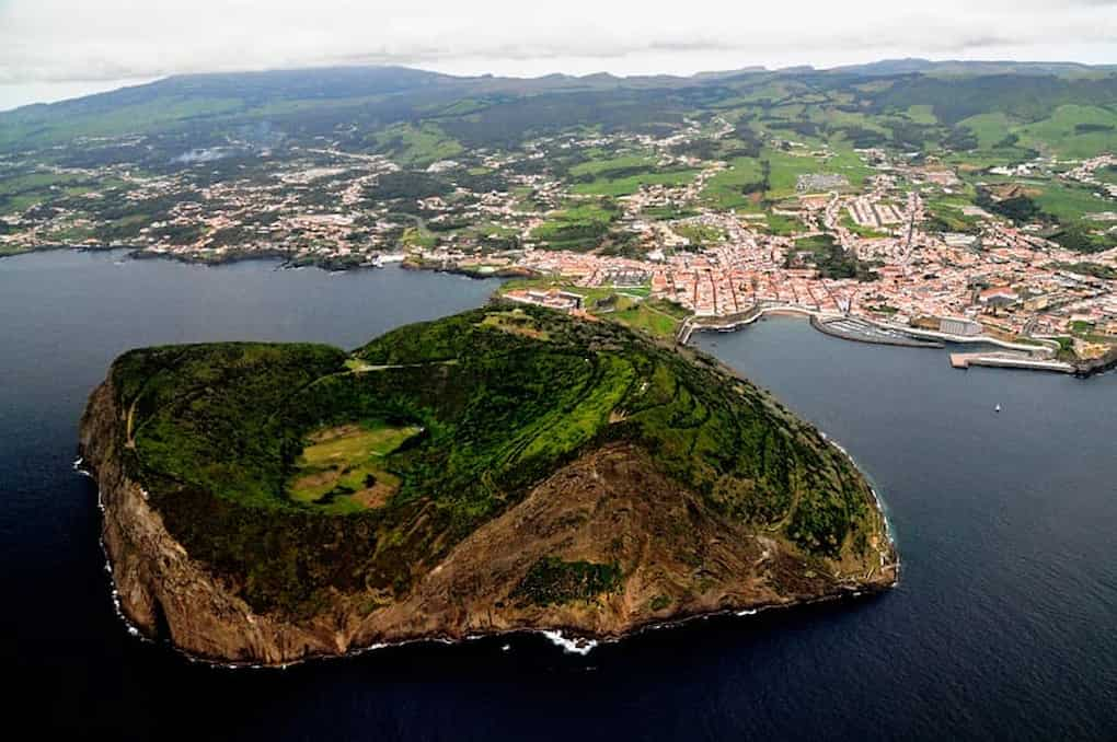 Vulcão extinto com caldeira e rodeado por 4 picos, com cidade de Angra do heroísmo atrás, na Terceira.