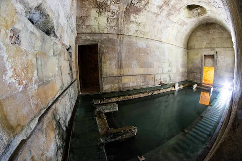 Piscina termal em hospital antigo