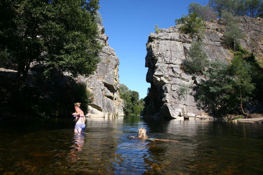 Praia Fluvial com uma fenda ao fundo