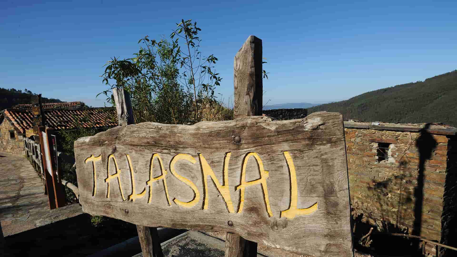 placa de madeira a dizer talasnal