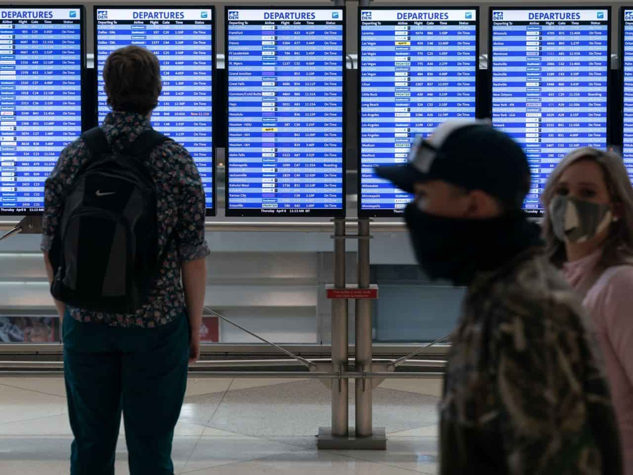 Jovem ve mintores de voo no aeroporto